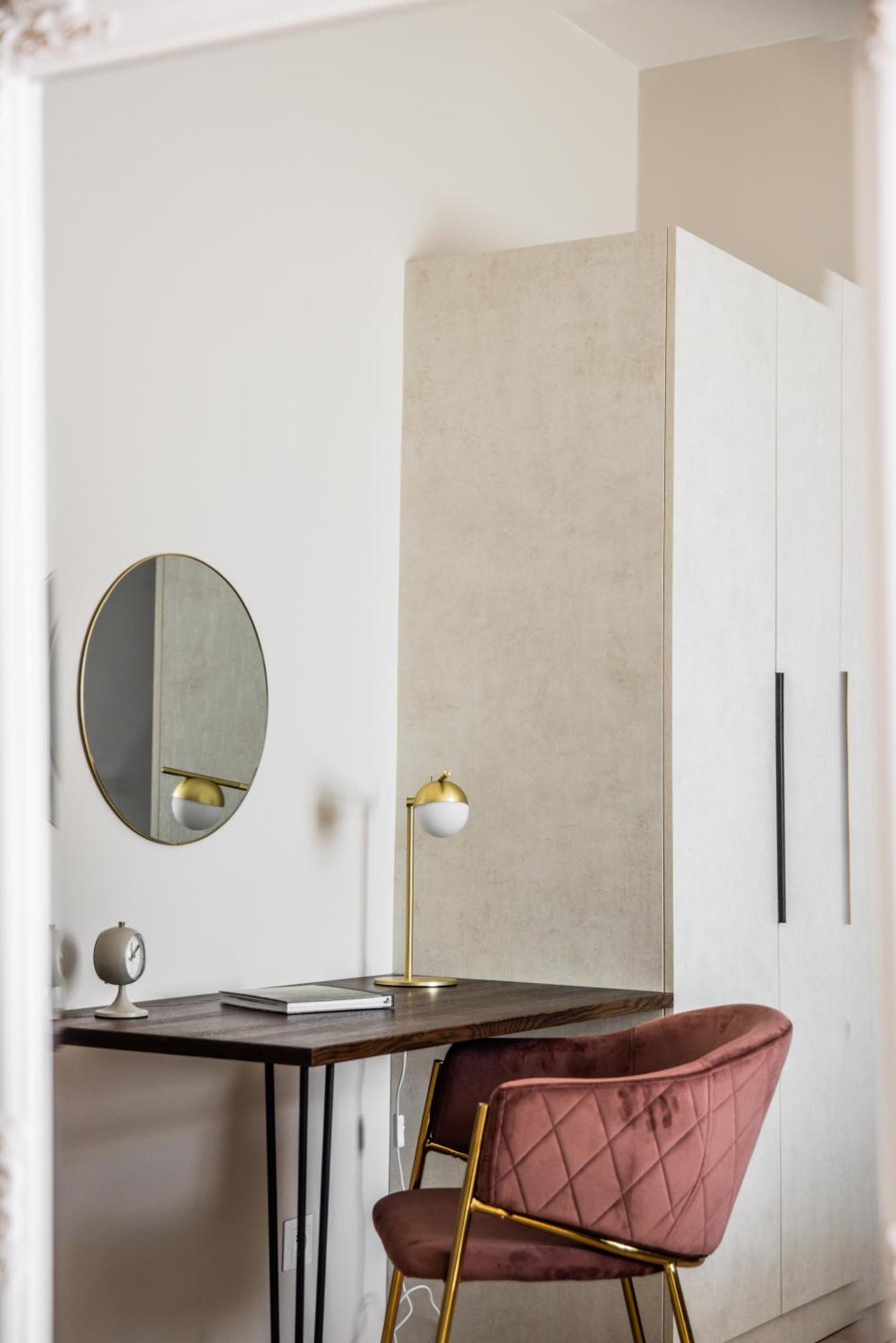 Eleven Apartment *